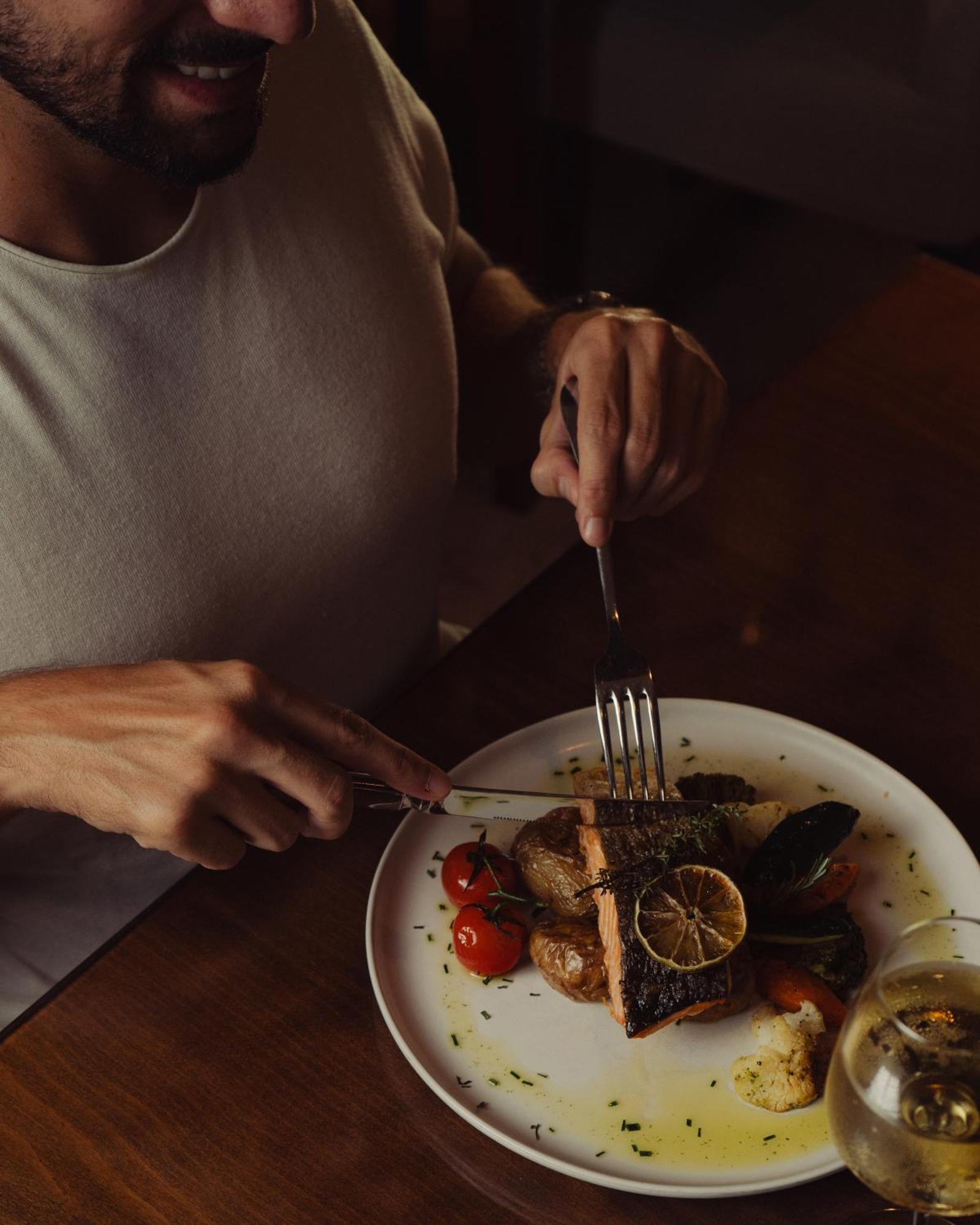 Vale D'Oliveiras Quinta Resort & Spa Carvoeiro  Eksteriør bilde A person using a knife and fork to eat a meal